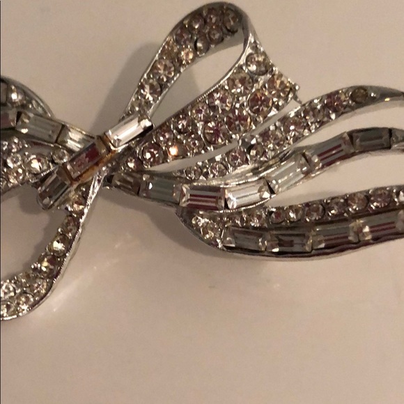 Jewelry - VINTAGE SILVER RHINESTONE BOW BROACH